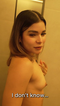 Fodendo minha meia-irmã latina no banheiro! Papuchizz - Carolina Agudelo