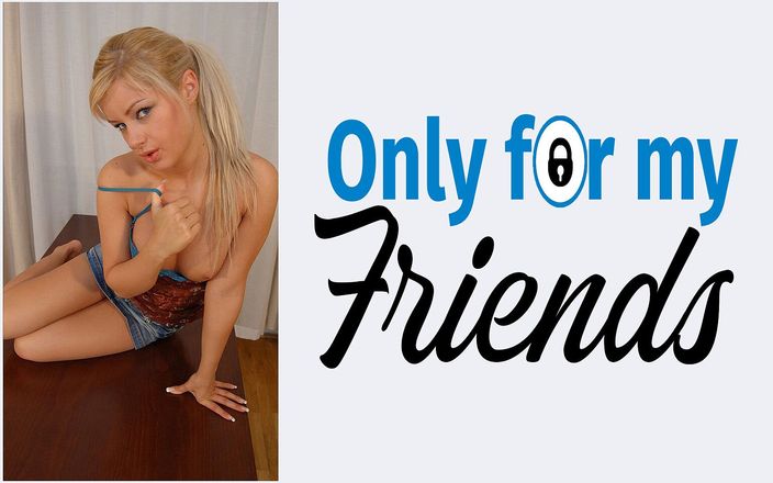 Only for my Friends: Moje přítelkyně 18letá blonďatá Platinová děvka si strčí sexuální hračku do...