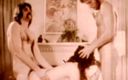 Vintage megastore: Roztomilá dívka si vybere dva chlapy na šukání zadku