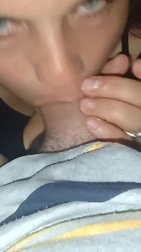 La figliastra mi succhia il cazzo quando la moglie non è a casa