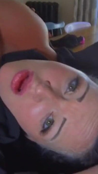 Devon Breeze viene scopata duramente dallo strap-on di sarah
