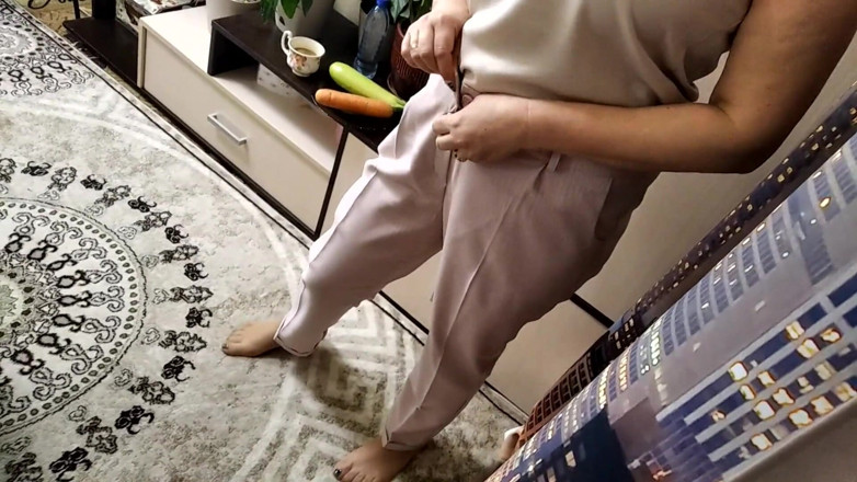 AimeeParadise: MILF matang nakal mengongkek dirinya dengan zucchini!