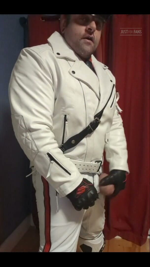 Bruiserwood: En formales de cuero blanco completo.