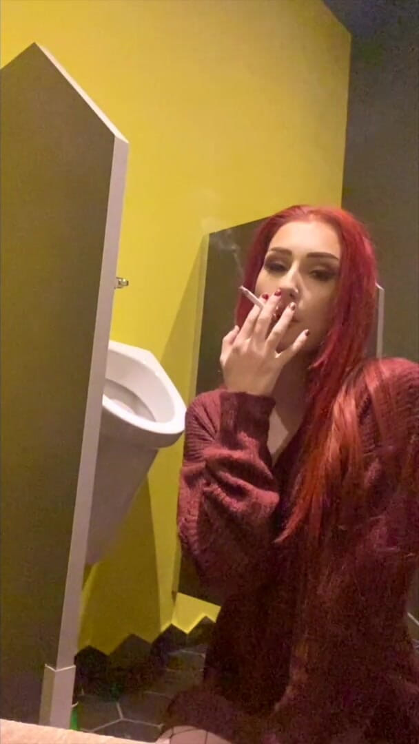 Gigi Rouge: Kouření v pisoáru