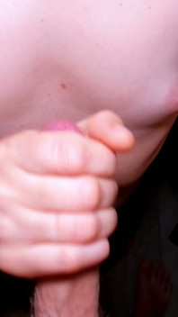 Une jolie fille de 18 ans se branle et suce une bite poilue !
