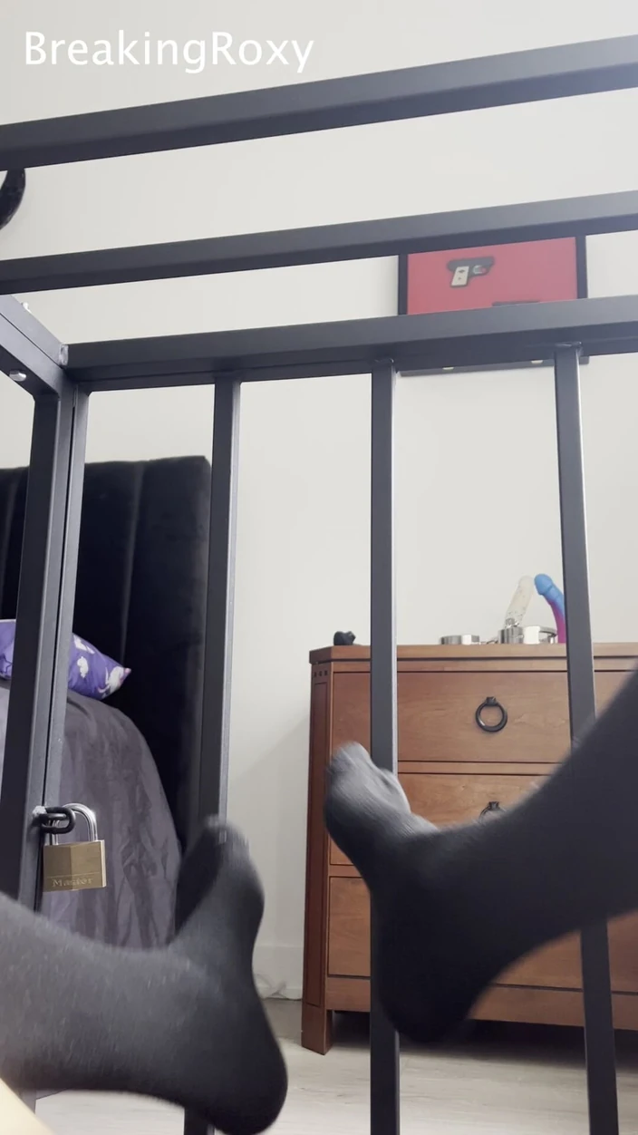 Roxy the Brat: Otrokyně v kleci v ponožkách po kolenou tře nohy o...