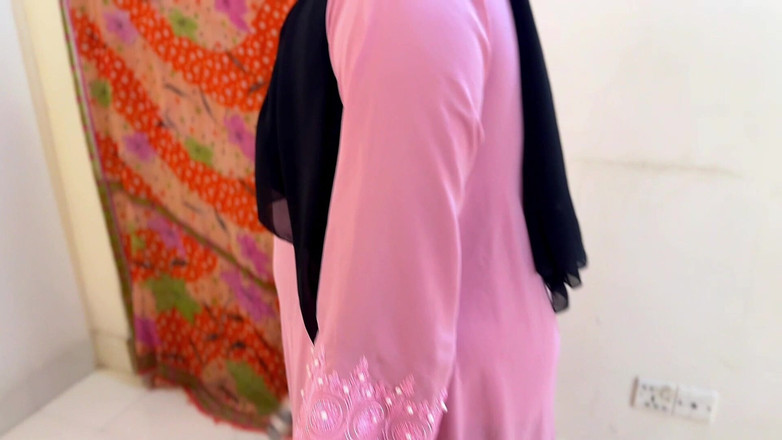 Aria Mia: Cewek penyapu hotel mergokin aku lagi coli dan aku kaget...