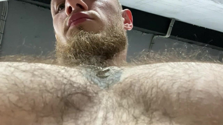Hunky time: Schweißfeuchtes haar
