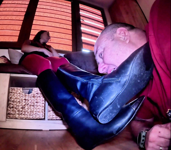 Mistressyammyboots: Lamer Mis Botas Esclavo