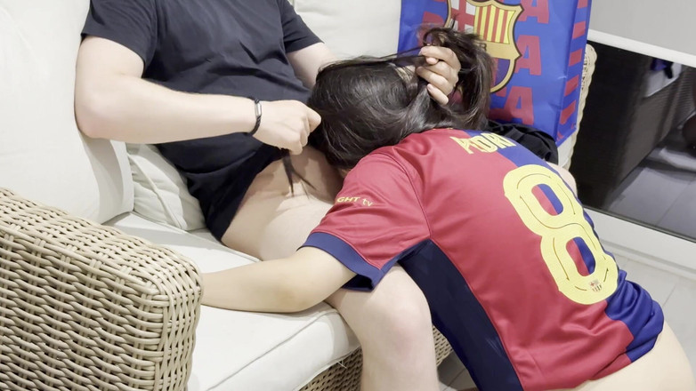 AsianHoneyAss: 穿着泽西服的亚洲足球女孩被抓住并被内射惩罚