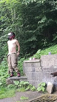 Ręczny penis przy drodze, prawie złapany