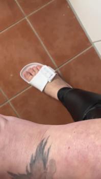 Masturbación con la mano en el baño, fetiche de pies