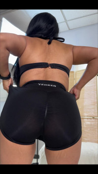 你喜欢穿着小短裤的熟女吗？