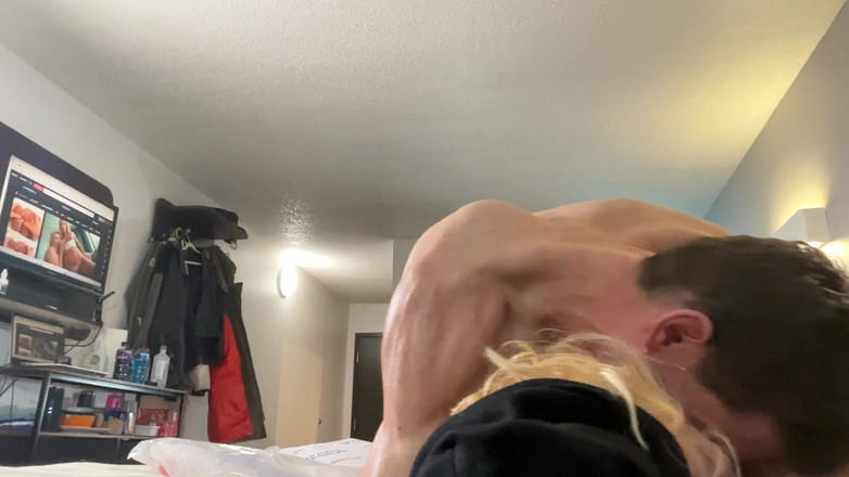 Alpha stud 4 u: Knulla hennes ansikte än att vända henne och ta henne bakifrån