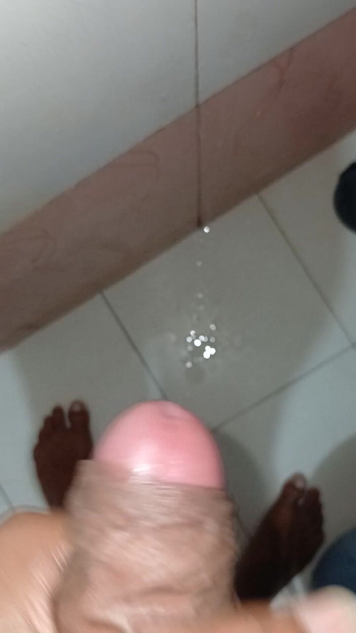 Hot sexy Sneha: Masturbare solo cu ejaculare pe pulă în baie