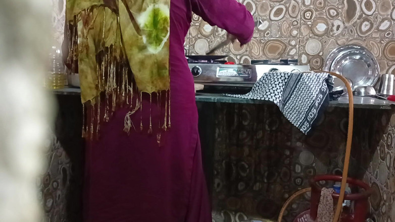 Bhabhi UP: 今天和朋友的老婆一起去厨房