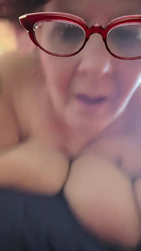 Mentre lei è chinata lui sborra Toungedumper