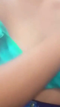Evli üvey kız kardeş kocasını aldatıyor ve genç üvey erkek kardeşi tarafından sikiliyor