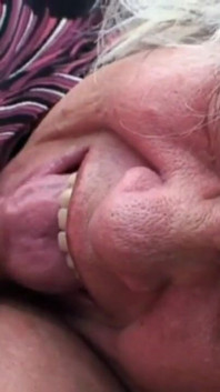 La chica que busca setas ve a una anciana con grandes tetas follando con su viejo marido y se pone muy cachonda