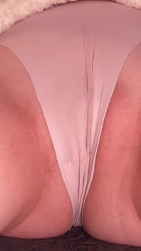 Seducente bellezza accarezzata figa bagnata fino a orgasmi pazzi