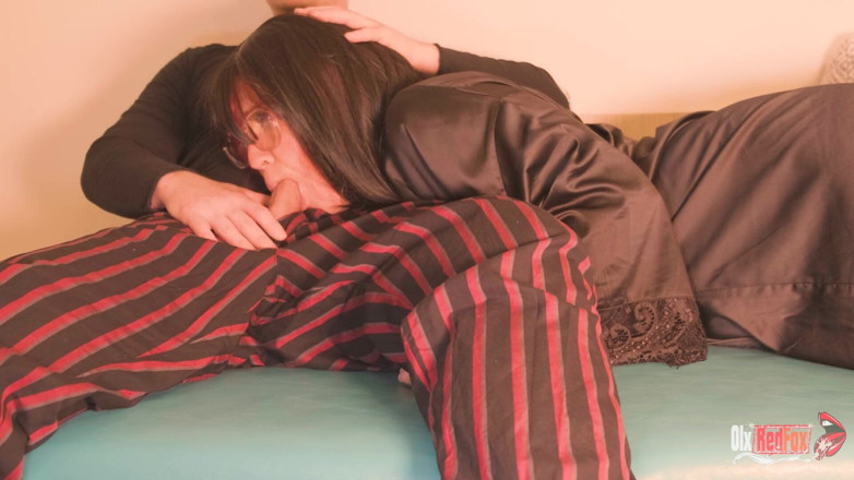 OlxRedFox: Stepmom and stepson share a couch!