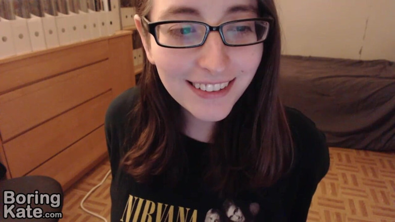 Boring Kate: Çıplak ve gösteriş yapıyor