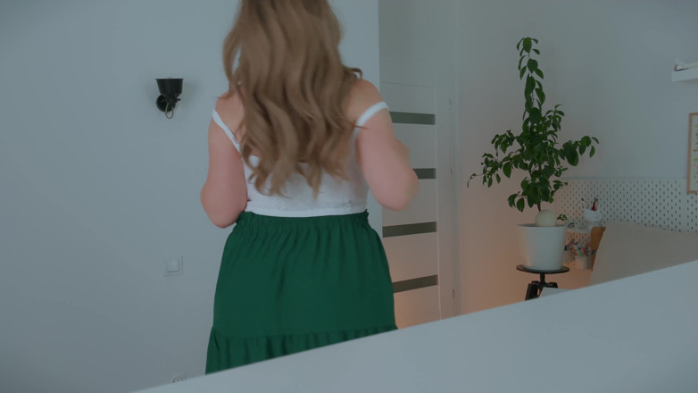 Mrs Wetslavs: Sabahları ilk kez mastürbasyon yapan zarif orta yaşlı seksi kadının...