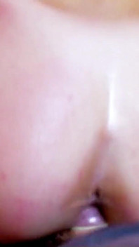 Sexy milf Angelina es follada hasta el orgasmo por extraños