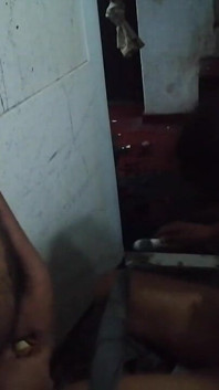 Pakaian seksi MILF membuatkan zakar saya keras, saya mahu