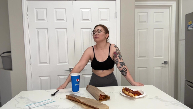 Lenna Lux: Mangiare cibo Costco food court