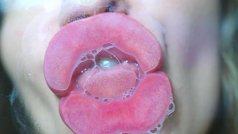 Rarible Diamond: Nahý šťavnatý polibek