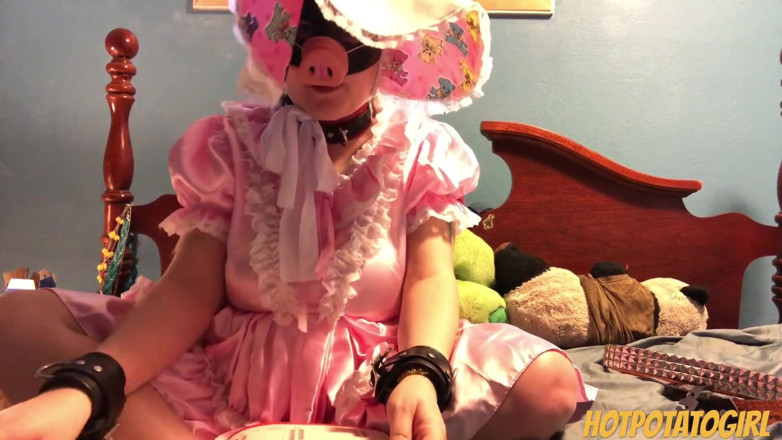 Hot potato girl: Lechón bebé obtiene cinturón, hace la tarea