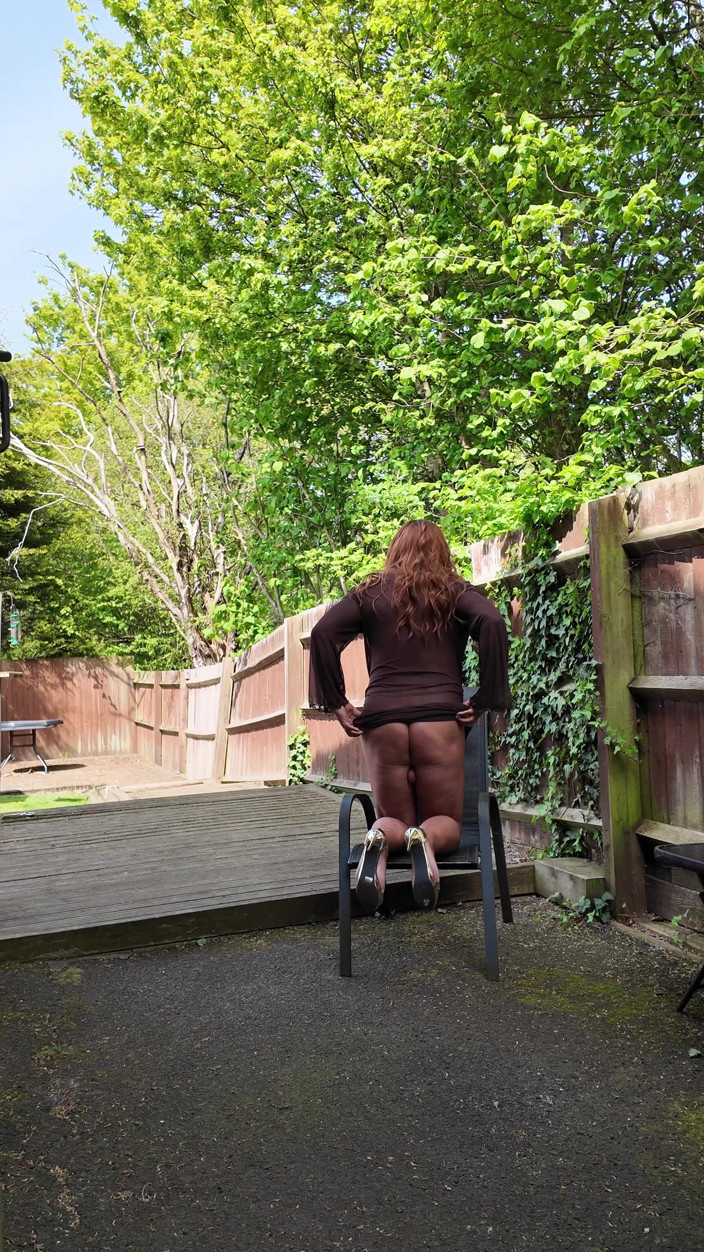 Kellycd2022: Sexig Crossdresser kellycd2022 i sexig see genom klänning och klackar