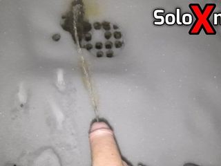 Solo X man: 雪の中で放尿する別の大きなペニス。