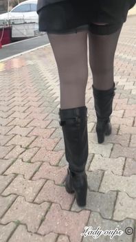 Mini Jupe En Cuir Sans Culotte Et Exhibition En Public