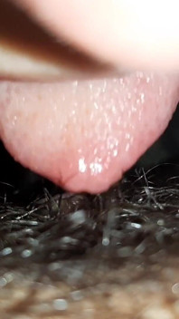 Mangio la sua figa molto pelosa e la porto all'orgasmo rapidamente