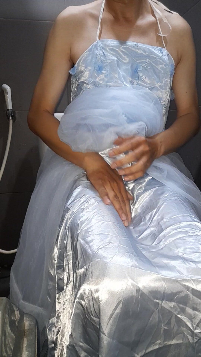 Naomisinka: Il travestito indossando un abito da damigella blu