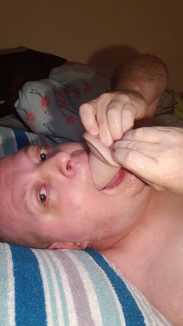 Charlieboy69: Ancora deepthroat enorme dildo