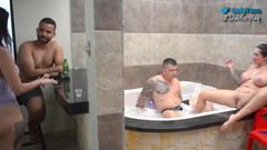 Jenifer Play: Dois casais estão localizados no Club Swagger para foder e...