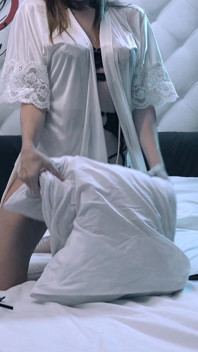 Sklavin masturbiert mit dem buttplug in ihrem arsch, teil 3