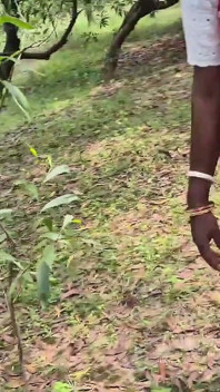 Un villaggio India scopata da uno studente universitario nella foresta,sona Bhabhi prima volta sesso all'aperto dal suo fidanzato