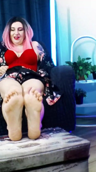 Lady Angela klečí před tvou bohyní a uctívá její nohy MILF nohy