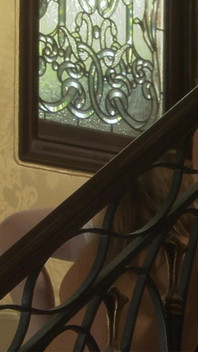 Esposa inmovilizada en la pared para una áspera clavada en cuatro