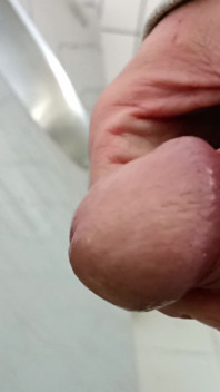 Dos cargas en los urinarios de cerca gran polla masturbándose y corriéndose al aire libre
