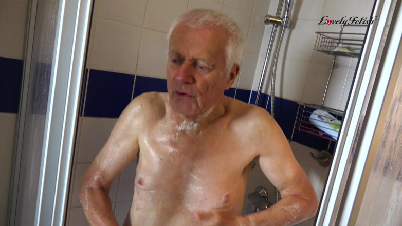 Lovely Male Fetish: Enviado a la ducha y afeitado