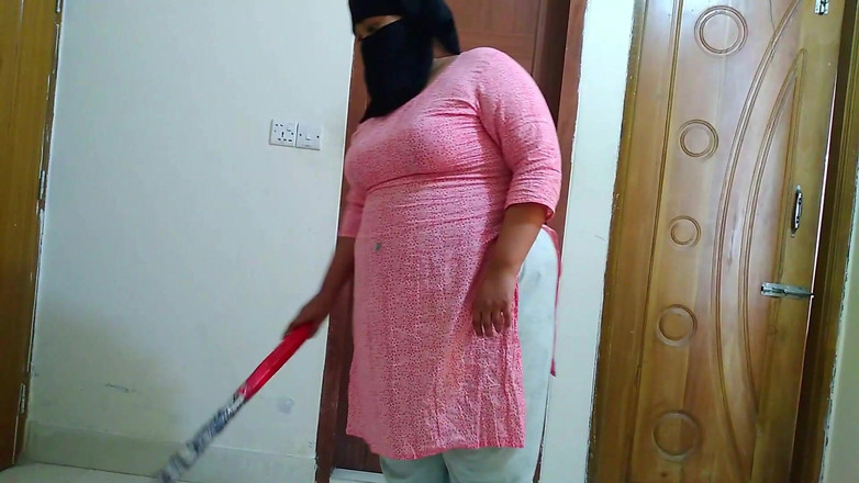 Aria Mia: Pembantu arab dientot sama bosnya sendiri saat lagi bersih-bersih kamar!