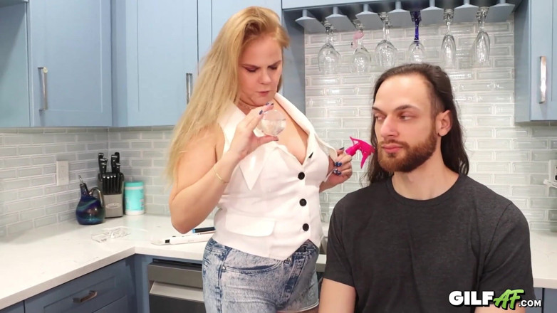 Gilf AF: Séduction d’un t-shirt mouillé : Micky Lynn, légende du porno