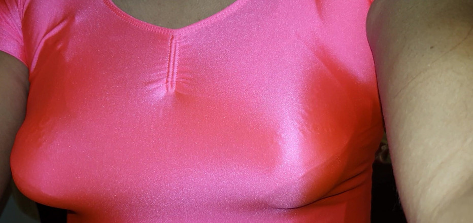 Sexy shinny clothes: Super glanzende roze top en pointy borsten, trainingskleding uit de...