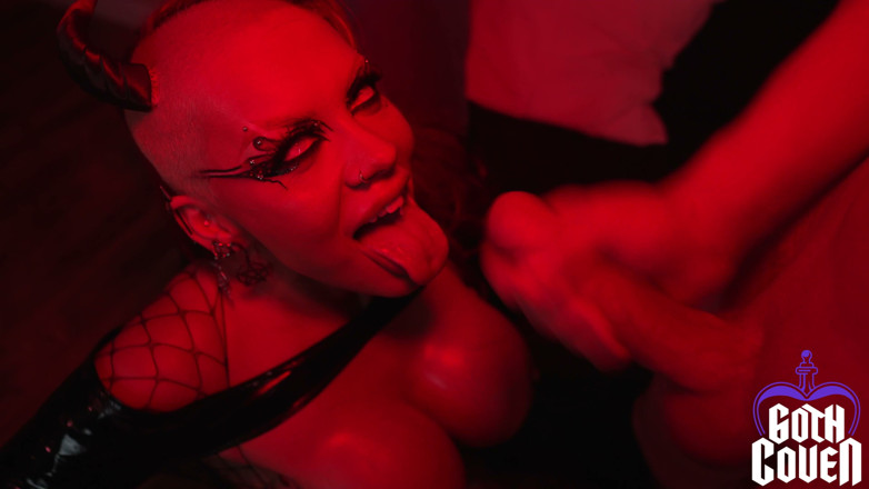 Goth Coven: Sex Demon istekli takipçiye sahip çıkıyor