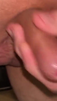 Honění mého malého neobřezaného ptáka, dokud to stříká sperma